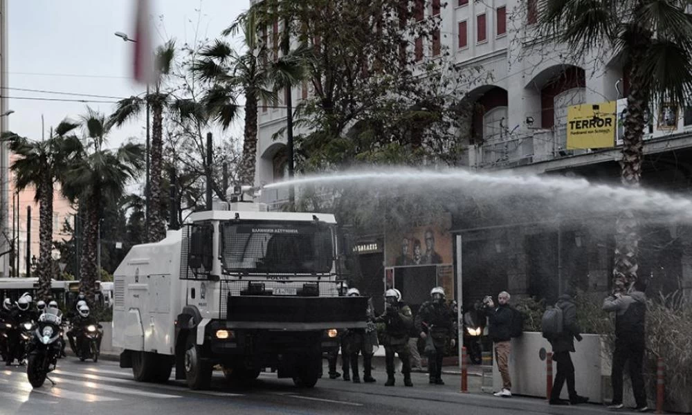 Δεν υπάρχει lockdown για όσους στηρίζουν τον Κουφοντίνα - Επεισόδια στη συγκέντρωση στο κέντρο της Αθήνας